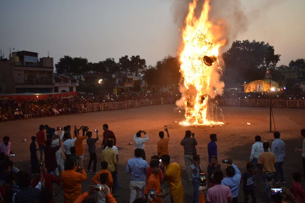 विजयादशमी उत्सव: 32 सेकंड में धूं-धूंकर खाक हो गया 32 फीट का वॉटर प्रूफ रावण