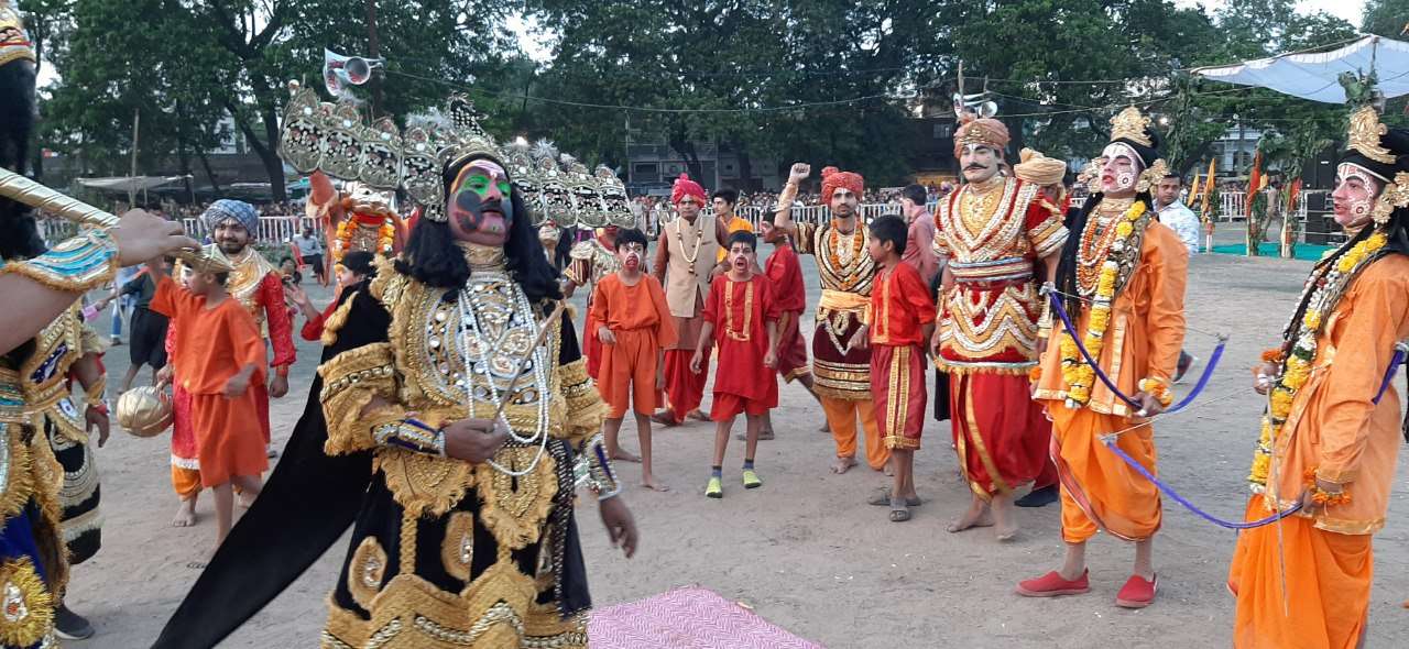 विजयादशमी उत्सव: 32 सेकंड में धूं-धूंकर खाक हो गया 32 फीट का वॉटर प्रूफ रावण