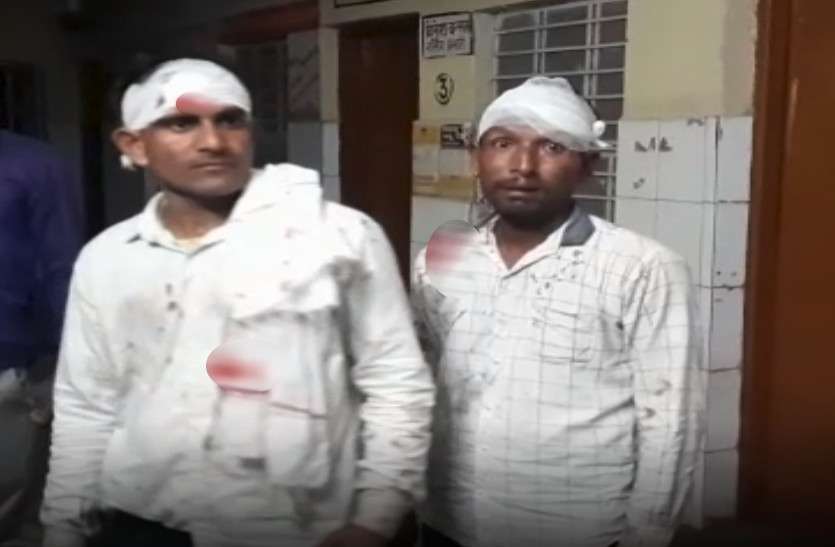 कैला देवी मंदिर जा रहे थे श्रद्धालु, रास्ते में पलटा वाहन, 30 लोग घायल, मची चीख-पुकार कैला देवी मंदिर जा रहे थे श्रद्धालु, रास्ते में पलटा वाहन, 30 लोग घायल, मची चीख-पुकार