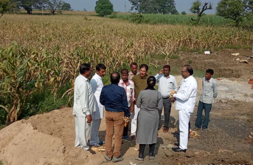 अतिवृष्टि से हुए नुकसान को देखा अतिवृष्टि से हुए नुकसान को देखा