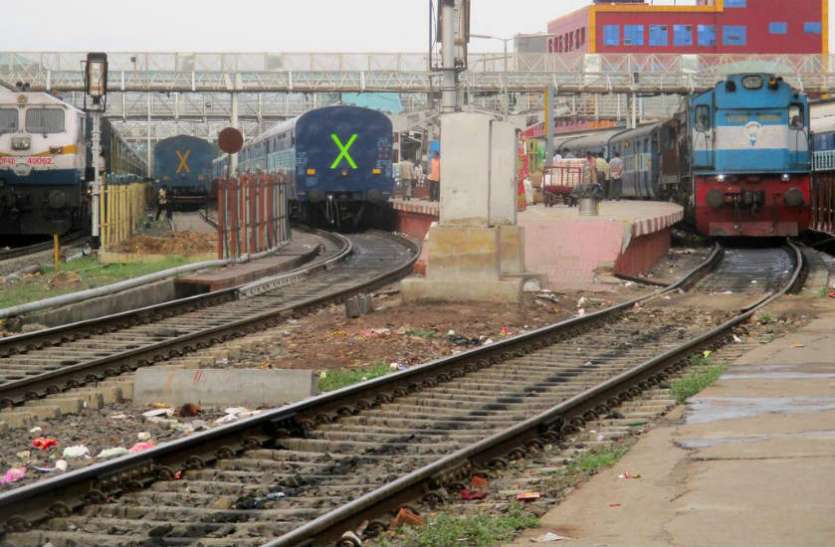 इस रेलवे स्टेशन से 26 राज्यों के लिए कनेक्टिविटी, 6 स्पेशल ट्रेनें फिर भी वेटिंग लिस्ट 300 के करीब इस रेलवे स्टेशन से 26 राज्यों के लिए कनेक्टिविटी, 6 स्पेशल ट्रेनें फिर भी वेटिंग लिस्ट 300 के करीब