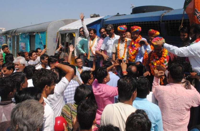 Bhagat's Kothi-Sabarmati train welcomed in Jalore like this जालोर में इस तरह हुआ भगत की कोठी-साबरमती ट्रेन का स्वागत