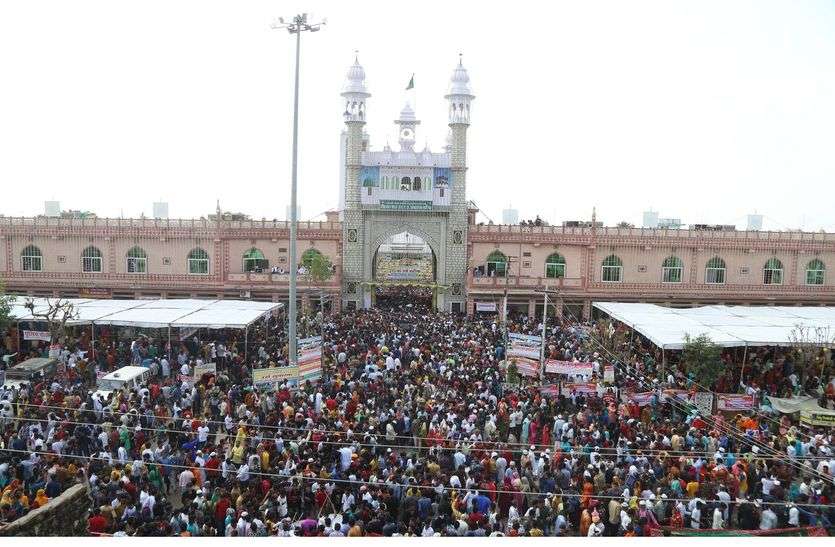 उर्स समाप्त हुआ तो किसके दर्शनों के लिए जायरीन की कतार उर्स समाप्त हुआ तो किसके दर्शनों के लिए जायरीन की कतार