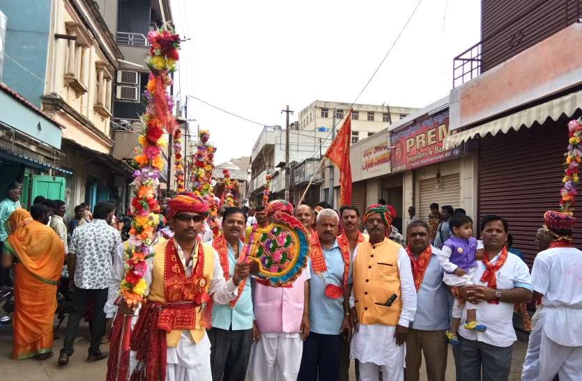 परम्परागत तरीके से माता को विदाई परम्परागत तरीके से माता को विदाई