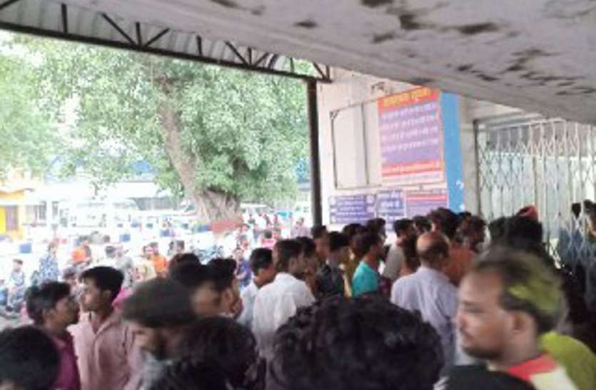 Khandwa Durga Visarjan Juloos Attack News दुर्गा विसर्जन जुलूस में तीन को चाकुओं से गोदा, मौत के बाद मच गई अफरातफरी