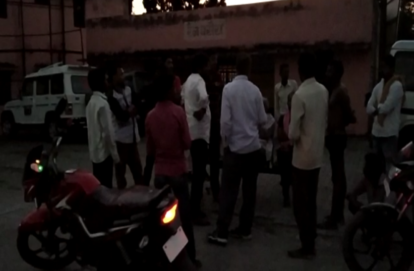 मूर्ति विसर्जन के दौरान पानी में डूबने से तीन की हुई मौत, परिवारों में छाया मातम मूर्ति विसर्जन के दौरान पानी में डूबने से तीन की हुई मौत, परिवारों में छाया मातम
