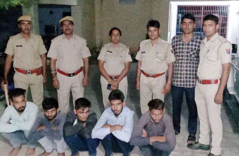 12 लाख रुपए लेकर आ रहे ज्वैलर को लूटने के लिए इंतजार कर रहे थे, पुलिस ने फिल्मी स्टाइल में दबोचा 12 लाख लेकर जा रहे ज्वैलर को लूटने का इंतजार कर रहे थे, पुलिस ने फिल्मी स्टाइल में दबोचा