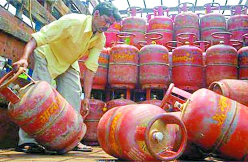 त्योहारी सीजन में महंगाई की मार, गैस सिलेंडर के दामों में हुई 14 रुपए की बढ़ोतरी, इधर प्याज भी रूला रहा