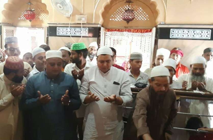 मुस्लिमों ने कहा पीएम नरेन्द्र मोदी ने हिन्दुस्तान को दिलाया पूरा सम्मान, अबूलाला की दरगाह पर चादरपोशी मुस्लिमों ने कहा पीएम नरेन्द्र मोदी ने हिन्दुस्तान को दिलाया पूरा सम्मान, अबूलाला की दरगाह पर चादरपोशी