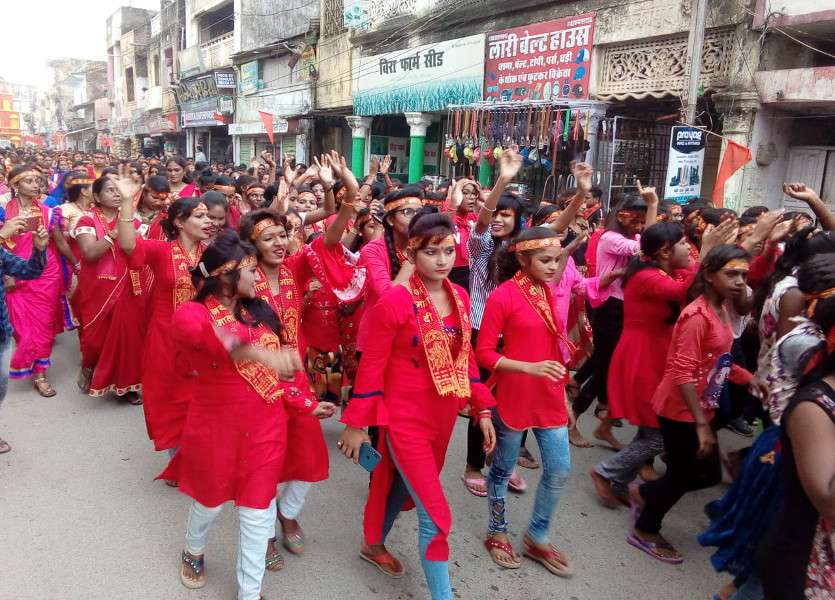 दुर्गा मां की प्रतिमा विसर्जित करने निकलीं सैकड़ों युवतियां, कोई काली मां बनी तो कोई दुर्गा- देखे ये मनमोहक Video
