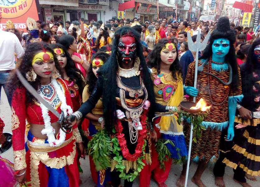 दुर्गा मां की प्रतिमा विसर्जित करने निकलीं सैकड़ों युवतियां, कोई काली मां बनी तो कोई दुर्गा- देखे ये मनमोहक Video
