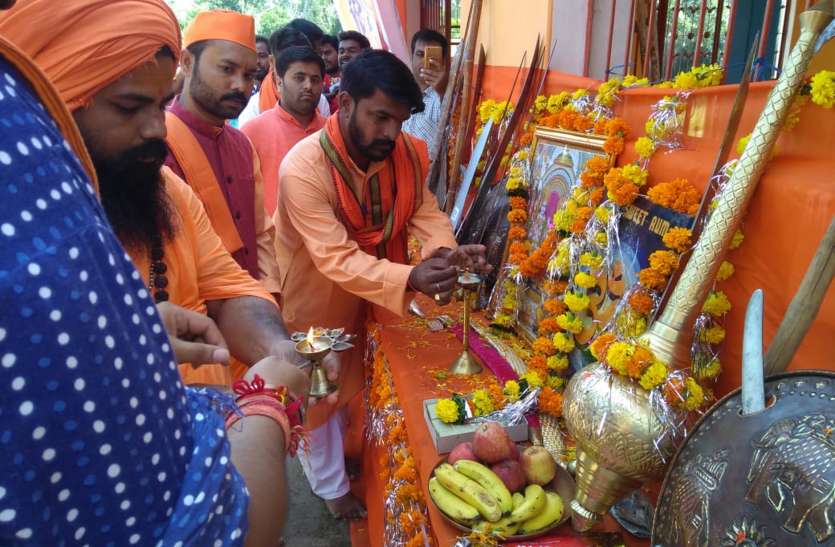 धर्म की रक्षा के लिए हर घर में हो शस्त्र धर्म की रक्षा के लिए हर घर में हो शस्त्र