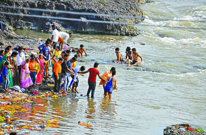 नदी, तालाबों में हुआ माता की मूर्तियों का विसर्जन नदी, तालाबों में हुआ माता की मूर्तियों का विसर्जन