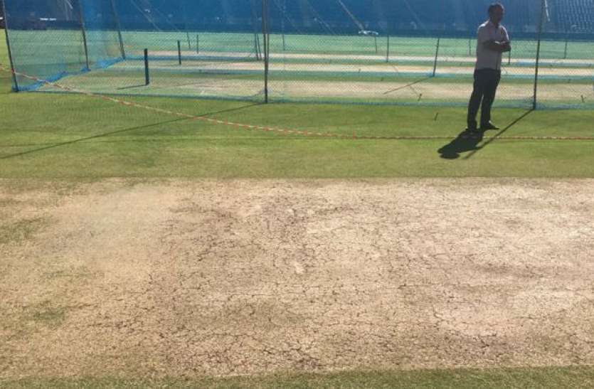 mca_stadium.jpg 'खराब' पिच पर खेला जा रहा है भारत और साउथ अफ्रीका के बीच दूसरा टेस्ट मैच