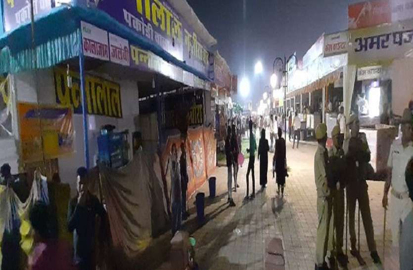 पहली बार पुलिस पिटाई के बाद दशहरा मेले में बंद की दुकाने, मचा बवाल, दुकानदार बोले, मेला पुलिस चला ले या फिर निगम पहली बार पुलिस पिटाई के बाद दशहरा मेले में बंद की दुकाने, मचा बवाल, दुकानदार बोले, मेला पुलिस चला ले या फिर निगम