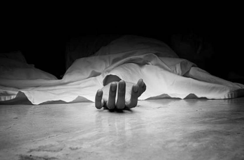 गरबा खेलने गई युवती की गरबा पंडाल में हुई मौत, मच गया हडक़ंप गरबा खेलने गई युवती की गरबा पंडाल में हुई मौत, मच गया हडक़ंप
