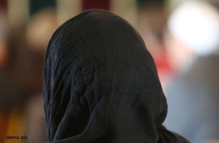 प्रेमी के साथ मिलकर ससुर की कुल्हाड़ी से हत्या, शव कुएं में फेंका, वृद्ध ने प्रेमी को घर में घुसते देख लिया था प्रेमी के साथ मिलकर ससुर की कुल्हाड़ी से हत्या, शव कुएं में फेंका, वृद्ध ने प्रेमी को घर में घुसते देख लिया था