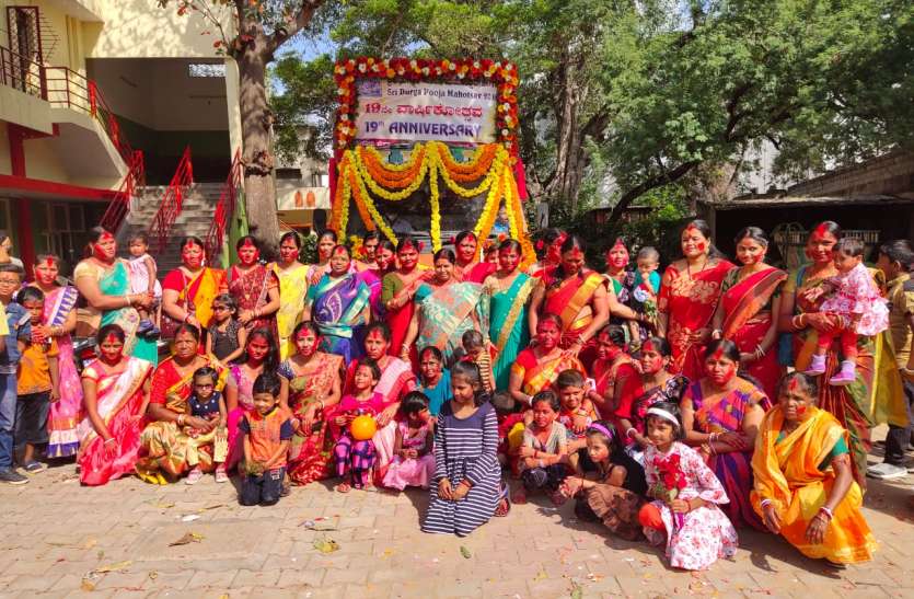 बंगाली समाज ने किया माता की मूर्ति का विसर्जन बंगाली समाज ने किया माता की मूर्ति का विसर्जन