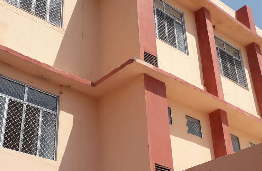 Plaster started falling again in Mother and Child Wing मदर एण्ड चाइल्ड विंग में फिर गिरने लगे प्लास्टर