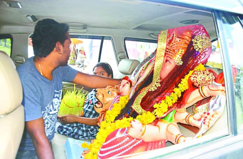 दशहरे के साथ खत्म हुआ महोत्सव: जयकारों के साथ किया विसर्जन दशहरे के साथ खत्म हुआ महोत्सव: जयकारों के साथ किया विसर्जन