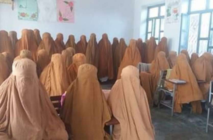burqas for girl students पाकिस्तान: अफसर ने सरकारी फंड से निकाले हजारों, छात्राओं के लिए खरीदा बुर्के, अब हो रहे ट्रोल