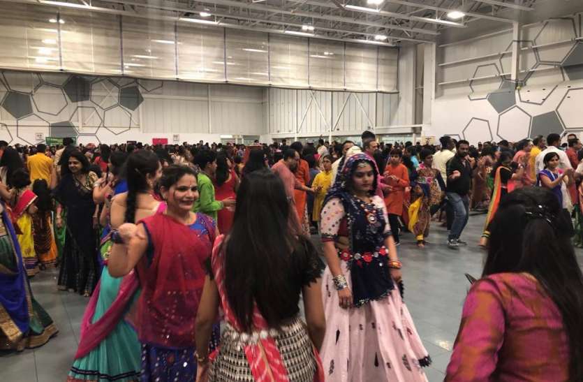विदेश में भी खनके डांडिया और रावण जला विदेश में भी खनके डांडिया और रावण जला