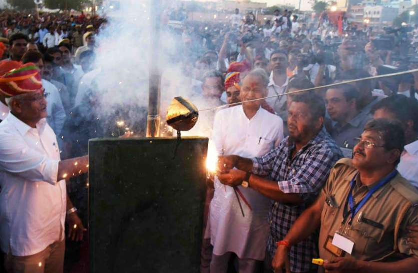cm ashok gehlot and minister gajendra singh shekhawat did ravan dahan ‘अहंकार’ खत्म करने के लिए दिखा राजनीतिक सौहार्द, सीएम और केंद्रीय मंत्री शेखावत ने एक साथ चलाया तीर