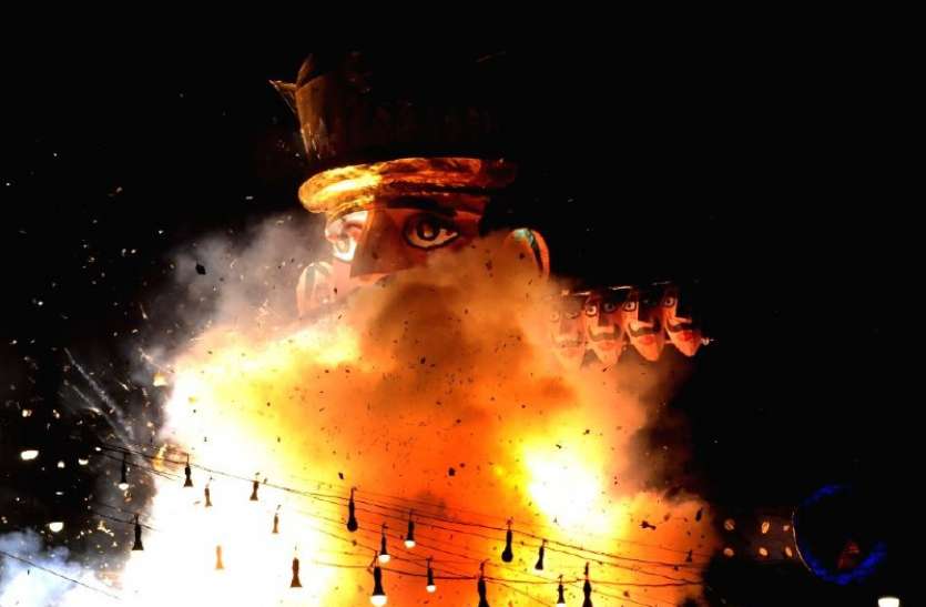 plastic_ravan.jpeg दिल्ली में जलाया गया प्लास्टिक कचरे से बना रावण, आखिर क्या थी वजह?