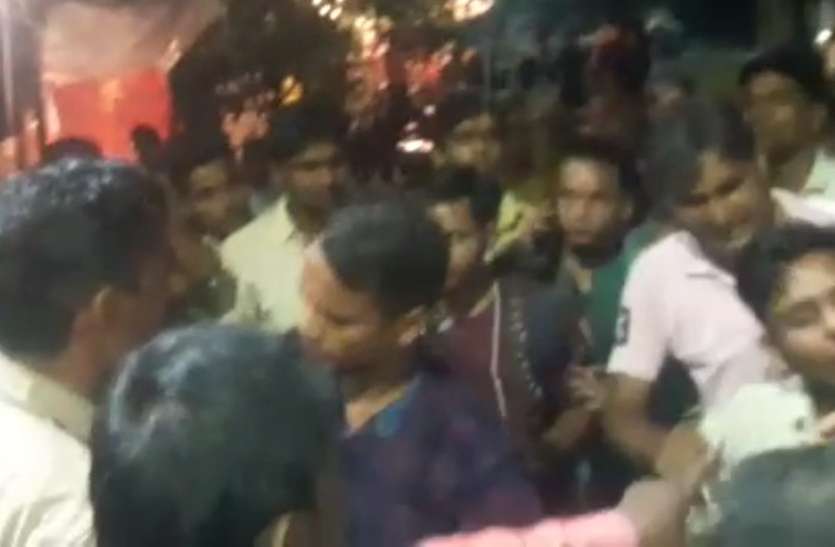 meerut रावण दहन पर युवतियों से छेड़छाड़, विरोध करने पर सिपाही की वर्दी फाड़ी