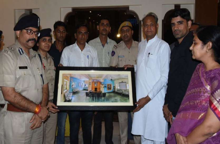 cm ashok gehlot inaugurated sardarpura police station reception room सीएम गहलोत ने फोटो जारी कर सरदारपुरा थाने के स्वागत कक्ष का उद्घाटन किया