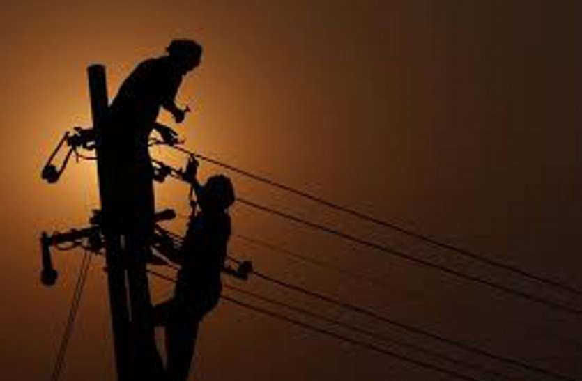 Power cut त्योहार पर बिना सूचना गुल हो रही बिजली