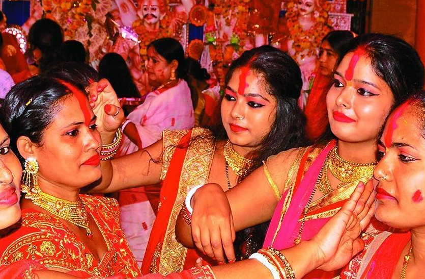 सिंदूर खेला सिंदूर खेला : सिंदूर दान कर मांगी खुशहाली