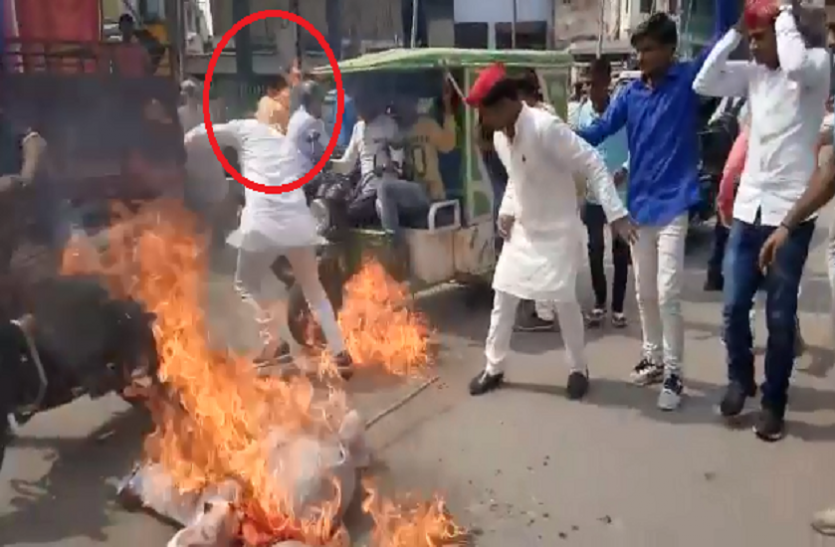 SP Worker सीएम योगी आदित्यनाथ का पुतला फूंकने में सपा कार्यकर्ता झुलसा, देखे वीडियो