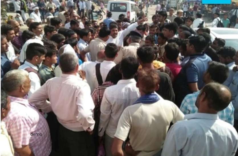 raipur_police_beaten_.jpg भीड़ ने दो पुलिकर्मियों की कर दी बेदम पिटाई, एक का फट गया सर, माहौल हुआ खराब