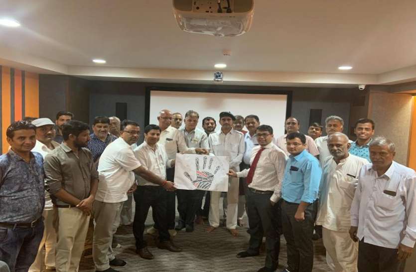 Ahmedabad News : राजपुरोहित समाज के युवाओं ने ली नशा नहीं करने की प्रतिज्ञा Ahmedabad News : राजपुरोहित समाज के युवाओं ने ली नशा नहीं करने की प्रतिज्ञा