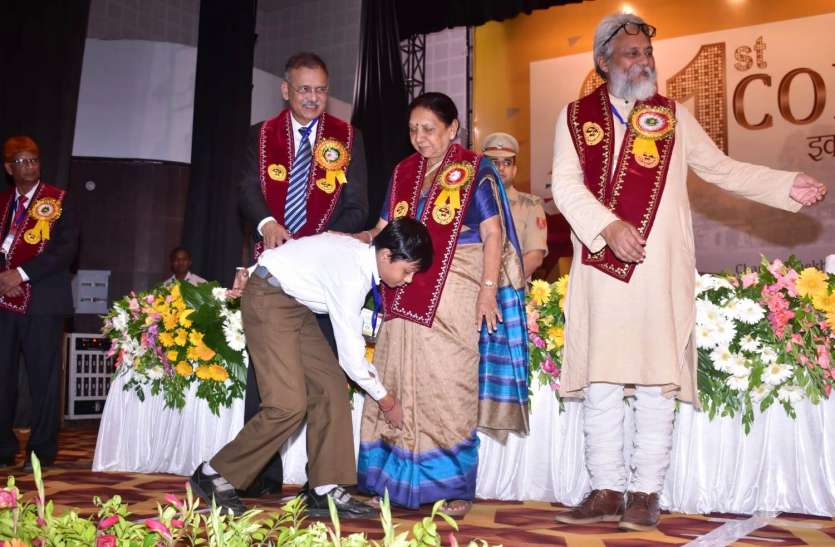 छात्रों ने पैर छूकर राज्यपाल से लिया पदक और ऋतेश ने दिया ये वचन छात्रों ने पैर छूकर राज्यपाल से लिया पदक और ऋतेश ने दिया ये वचन