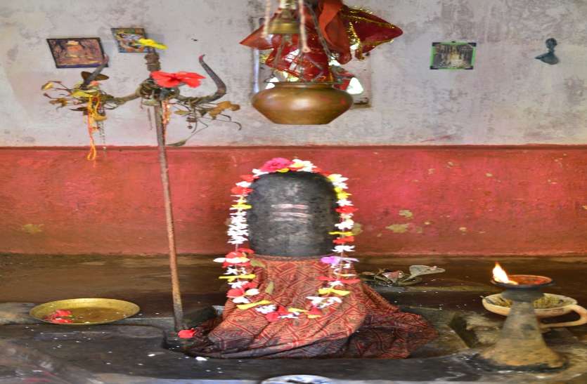 बस्तर में श्रीराम द्वारा स्थापित इस शिवलिंग का जमीन में अबतक नहीं मिला अंत, बढ़ती जा रही लंबाई, 50 सालों से चल रहा शोध बस्तर में श्रीराम द्वारा स्थापित इस शिवलिंग का जमीन में अबतक नहीं मिला अंत, बढ़ती जा रही लंबाई, 50 सालों से चल रहा शोध