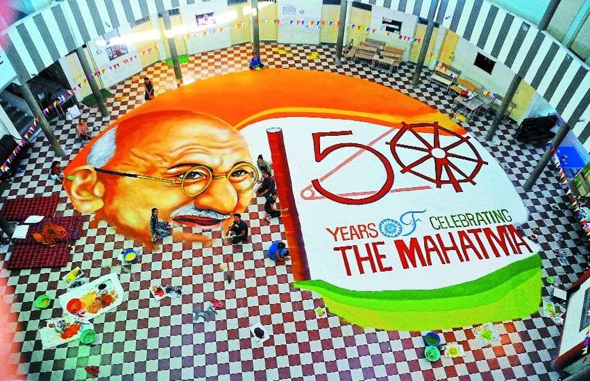 VIDEO : 18 घंटे में 8 स्टूडेंट्स ने बनाई गांधीजी की 3000 स्कवेयर फीट की विशाल रंगोली