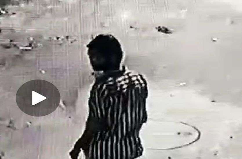 Minor Girl Raped At Road Side In Alwar CCTV Footage नवरात्री में माता का जागरण देखने आई मासूम बालिका से सडक़ किनारे किया बलात्कार, CCTV में कैद हुई वारदात