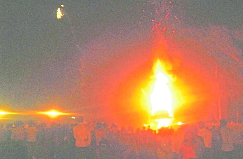 अहंकारी रावण का पुतला देखते ही देखते धू-धू कर जल गया