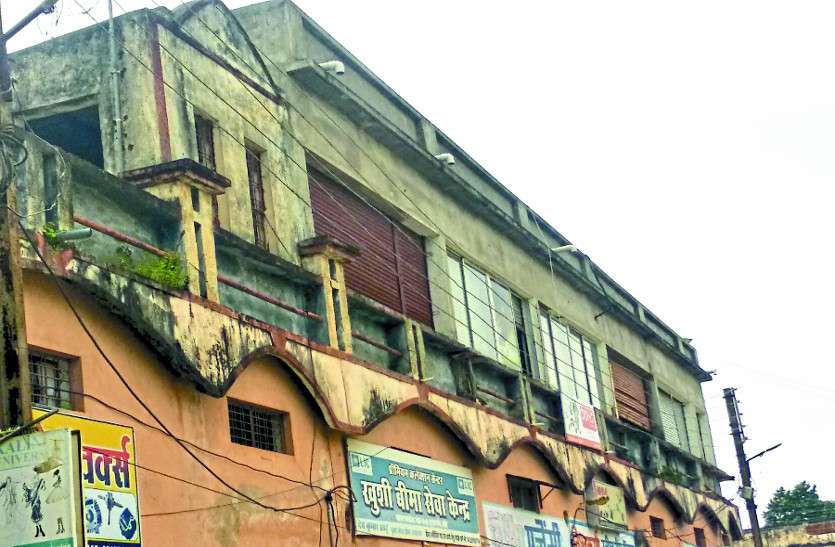 शासकीय दुकानों के खरीदी बिक्री का खेल सिर्फ जमीन ही नहीं, नगर पालिका प्रशासन ने न्यू बस स्टैंड की छत भी बेचा शासकीय दुकानों के खरीदी बिक्री का खेल सिर्फ जमीन पर ही नहीं, नगर पालिका प्रशासन ने न्यू बस स्टैंड की छत भी बेचा