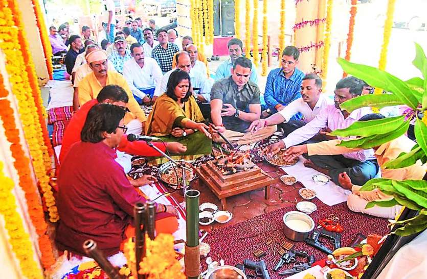 पुलिस लाइन में कलेक्टर और एसपी ने पूजा कर चलाए शस्त्र पुलिस लाइन में कलेक्टर और एसपी ने पूजा कर चलाए शस्त्र