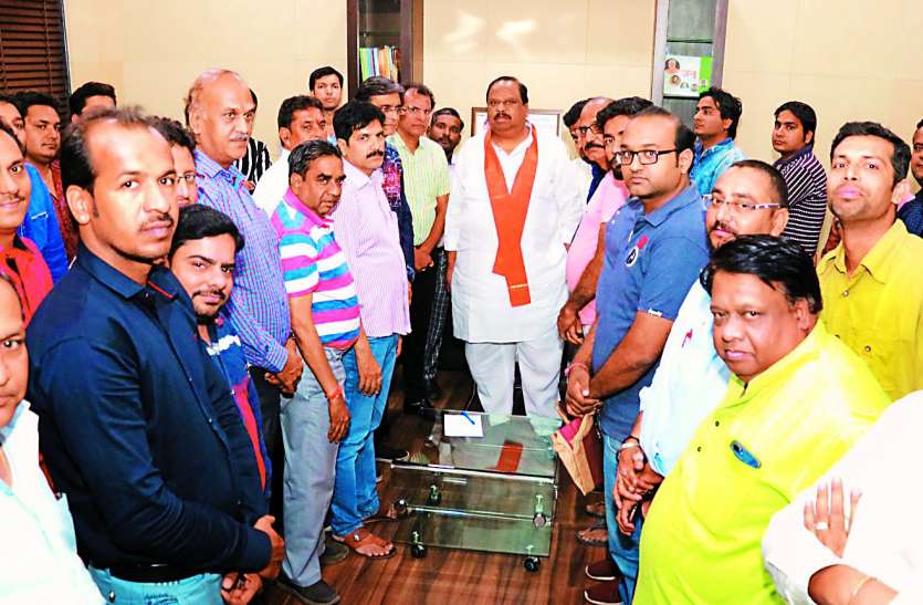 इस जिले में प्लास्टिक पर प्रशासन कार्रवाई के खिलाफ डिस्पोजल व्यापारी विधायक से मिले इस जिले में प्लास्टिक पर प्रशासन की कार्रवाई के खिलाफ डिस्पोजल व्यापारी विधायक से मिले
