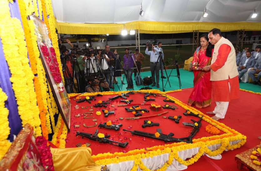Gujarat: CM Vijay Rupani ने विजयादशमी पर्व पर किया शस्त्रपूजन Gujarat: CM Vijay Rupani ने विजयादशमी पर्व पर किया शस्त्रपूजन