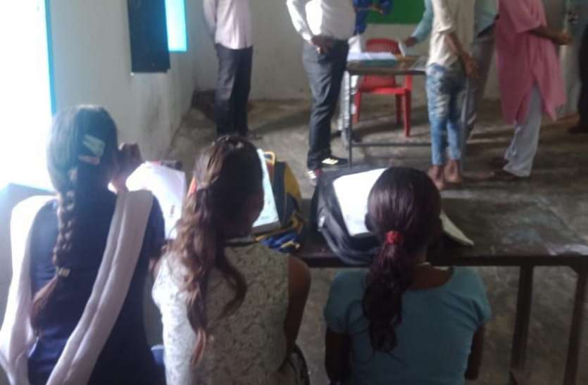 teachers इस शहर के सरकारी स्कूलों के शिक्षकों की कुर्सी खतरे में
