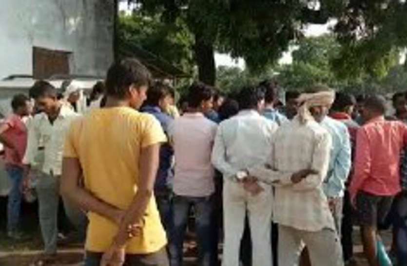 patrika दूर्गा प्रतिमा विसर्जन की तैयारी मातम में बदली, करंट फैलने से एक मृत