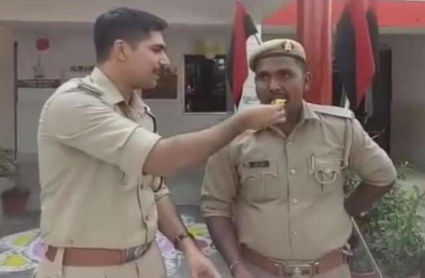 screenshot_from_2019-10-09_18-26-52.jpg SSP ने थाने में पहुंचकर मनाया कांस्टेबल का Birthday तो मिला ऐसा सम्मान, देखते रह गए सभी, देखें वीडियो