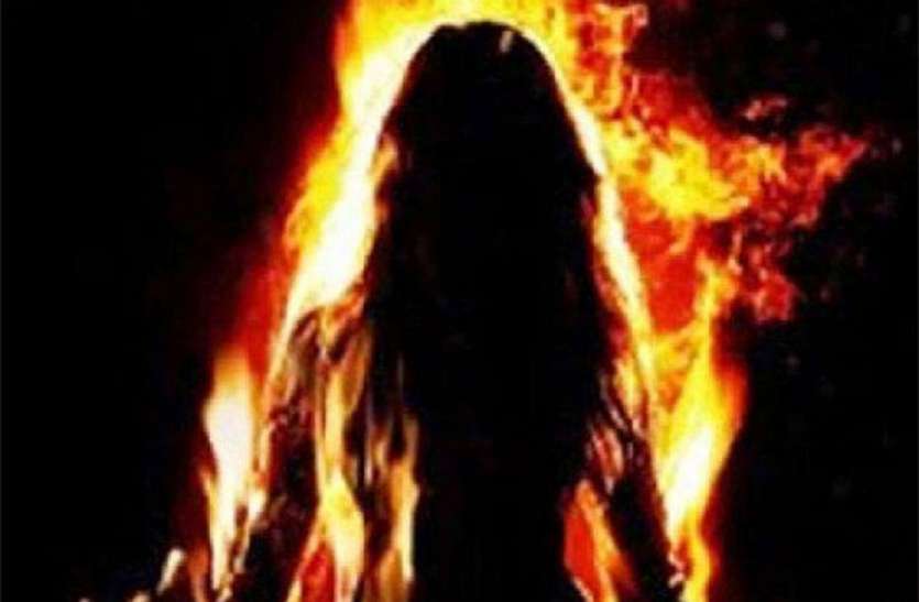 rape victime दुष्कर्म पीड़ित महिला प्रधान ने थाने के सामने किया हंगामा, आत्मदाह की दी चेतावनी
