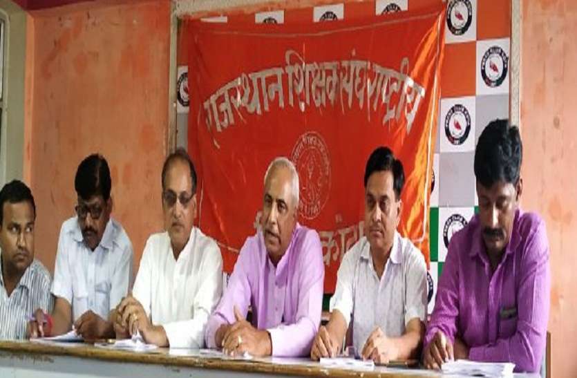 तबादलों में घुसी राजनीति, स्कूलों में पड़े ताले, अब शिक्षक हो रहे लामबंद,ये दी चेतावनी तबादलों में घुसी राजनीति, स्कूलों में पड़े ताले, अब शिक्षक हो रहे लामबंद,ये दी चेतावनी