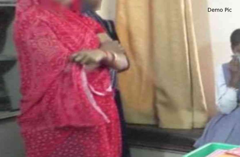 शर्मनाक: बेटे के स्कूल गई मां के साथ प्रिंसिपल ने की गंदी हरकत शर्मनाक: बेटे के स्कूल गई मां के साथ प्रिंसिपल ने की गंदी हरकत, जान से मारने की धमकी दी